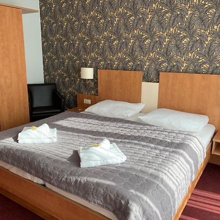 Hotel Ambassador-Лудвигсфелде Екстериор снимка